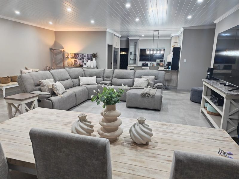 Spacious Flamwood Townhouse with Secure Living - Photo 4