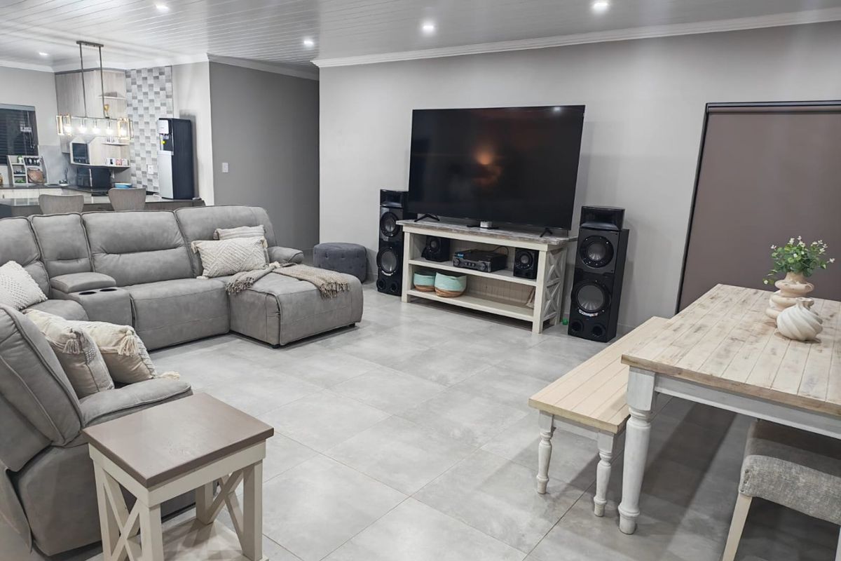 Spacious Flamwood Townhouse with Secure Living - Photo 3