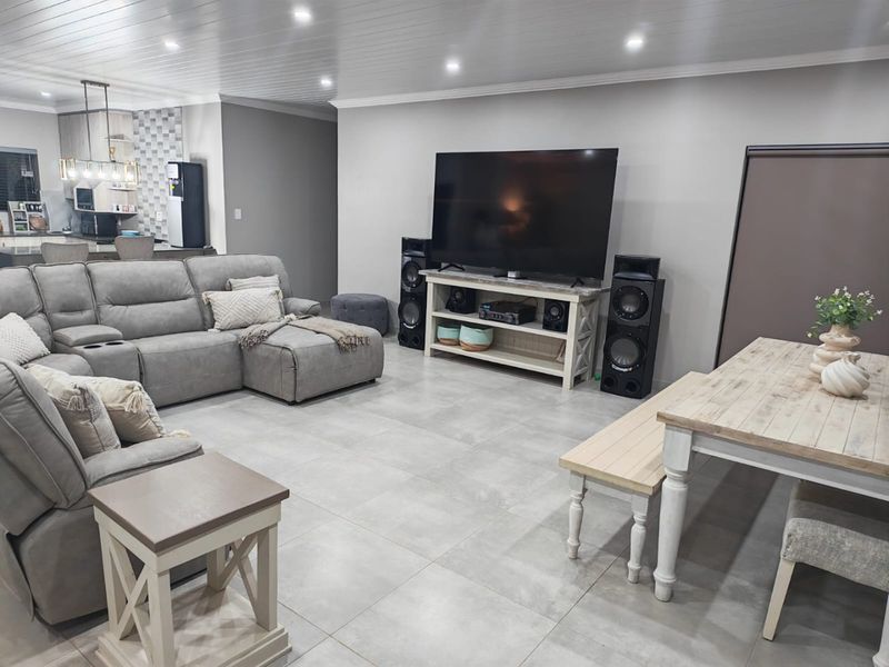 Spacious Flamwood Townhouse with Secure Living - Photo 3