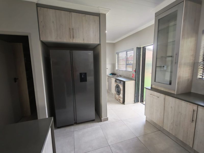 Spacious Flamwood Townhouse with Secure Living - Photo 10