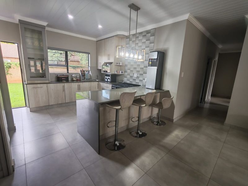 Spacious Flamwood Townhouse with Secure Living - Photo 9