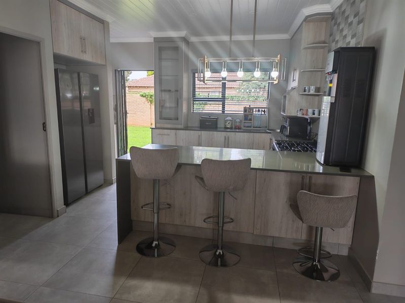 Spacious Flamwood Townhouse with Secure Living - Photo 8