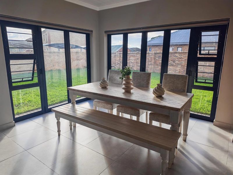 Spacious Flamwood Townhouse with Secure Living - Photo 7