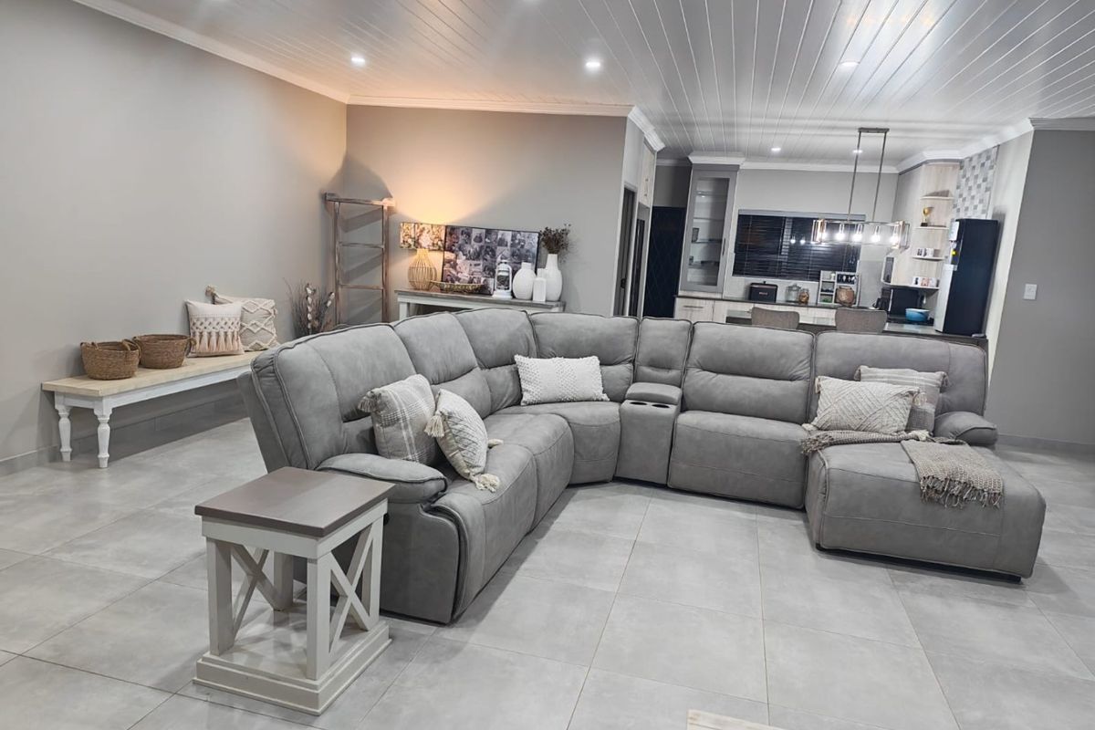 Spacious Flamwood Townhouse with Secure Living - Photo 2