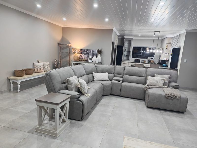 Spacious Flamwood Townhouse with Secure Living - Photo 2