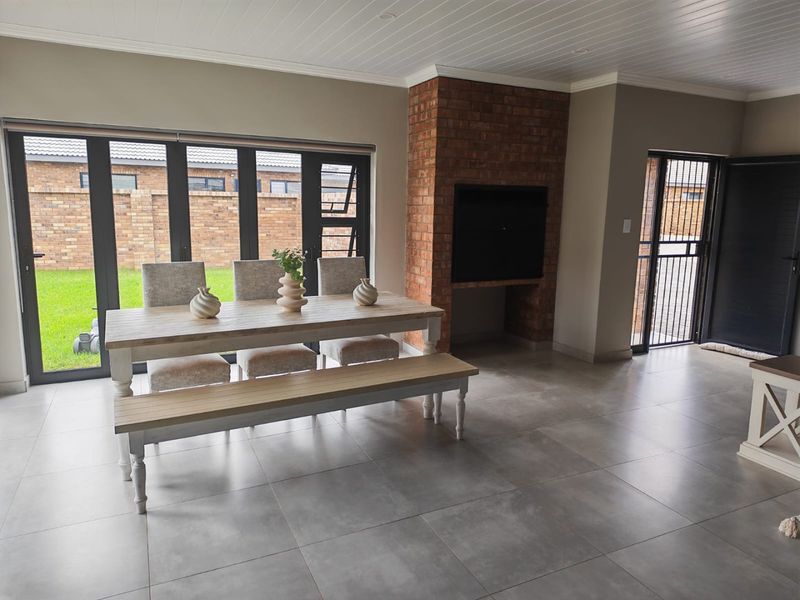 Spacious Flamwood Townhouse with Secure Living - Photo 6