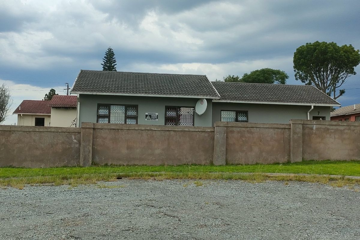 Charming 3-Bedroom Family Home in Tranquil Setting - Photo 2