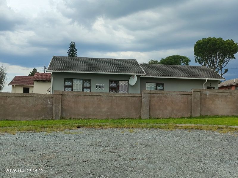 Charming 3-Bedroom Family Home in Tranquil Setting - Photo 2