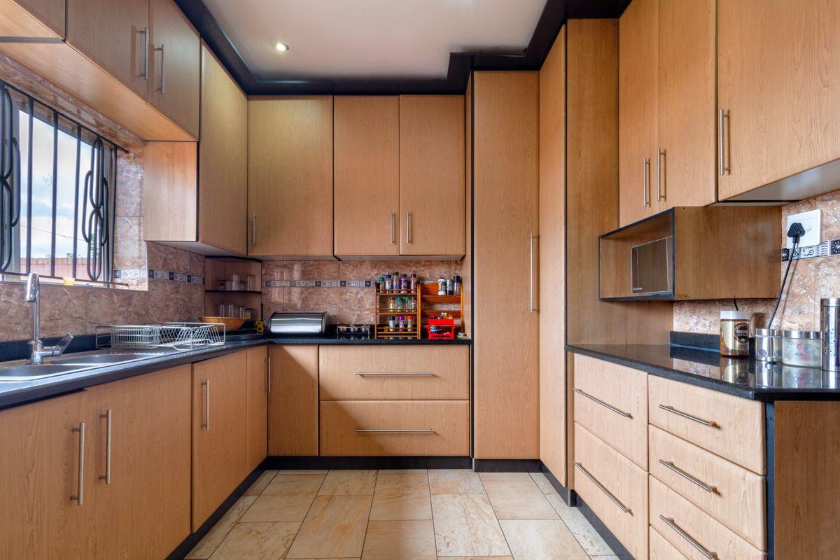 3 bedroom Charming Family Home with Entertainment Appeal in Crosby - Photo 2