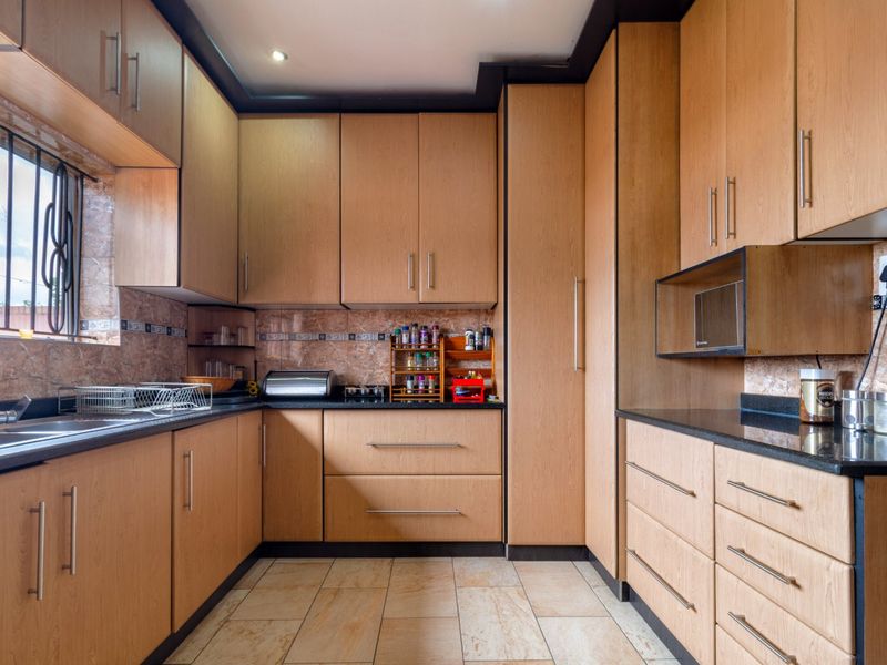 3 bedroom Charming Family Home with Entertainment Appeal in Crosby - Photo 2