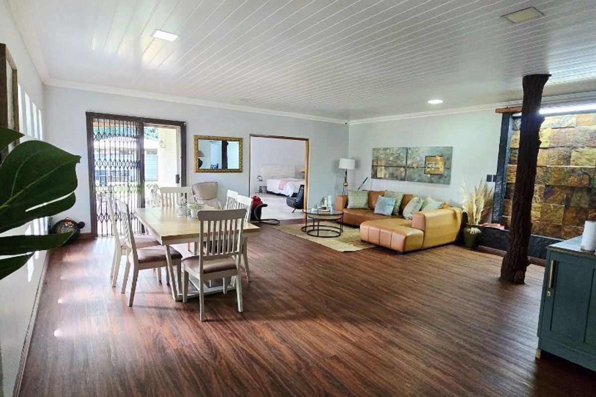 Expansive Family Living with Income-Generating Flatlet - Photo 3