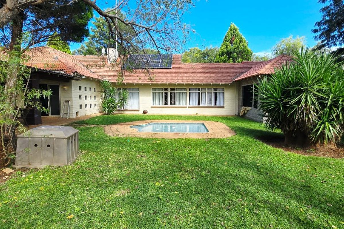 Expansive Family Living with Income-Generating Flatlet - Photo 2