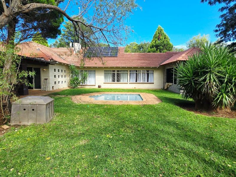 Expansive Family Living with Income-Generating Flatlet - Photo 2