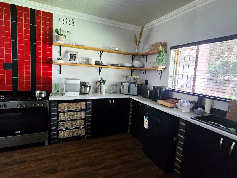 Expansive Family Living with Income-Generating Flatlet - Photo 10