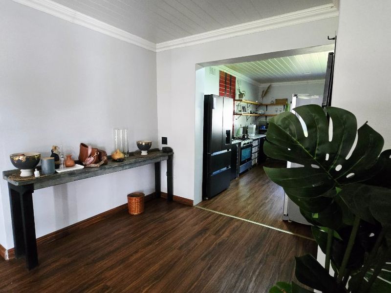 Expansive Family Living with Income-Generating Flatlet - Photo 9