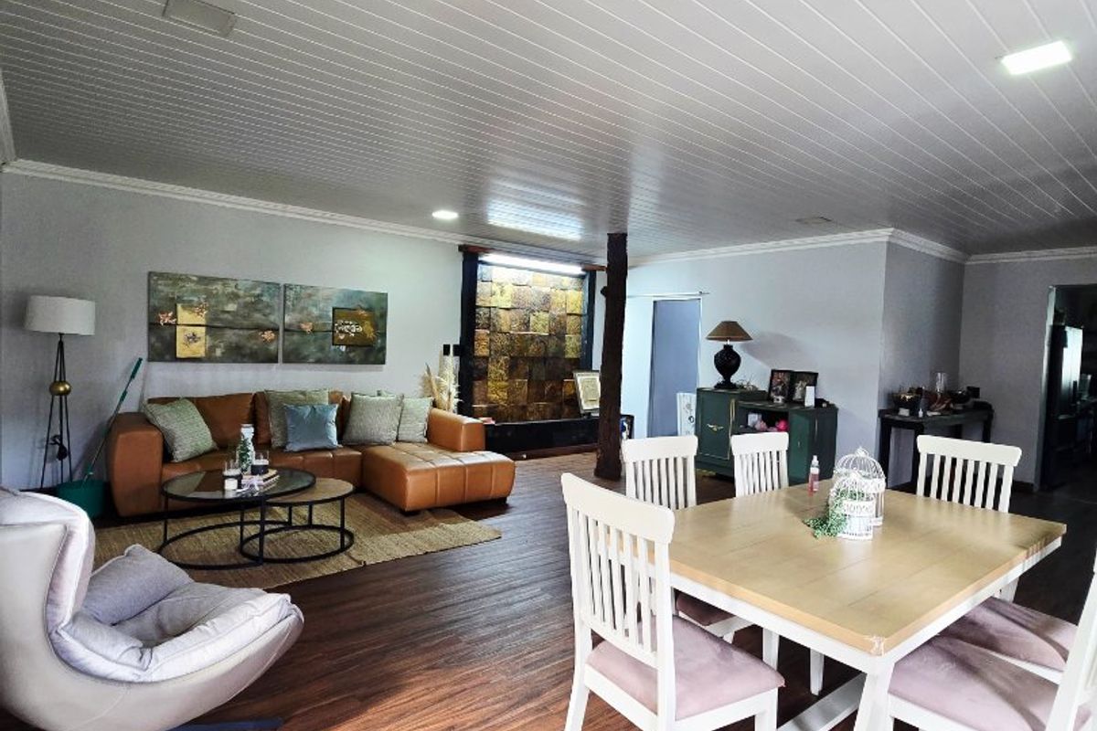 Expansive Family Living with Income-Generating Flatlet - Photo 4