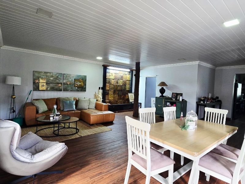 Expansive Family Living with Income-Generating Flatlet - Photo 4