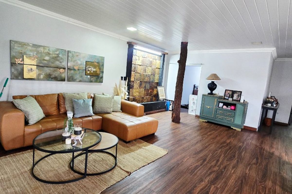 Expansive Family Living with Income-Generating Flatlet - Photo 5