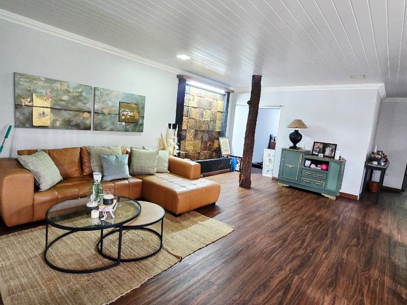 Expansive Family Living with Income-Generating Flatlet - Photo 5