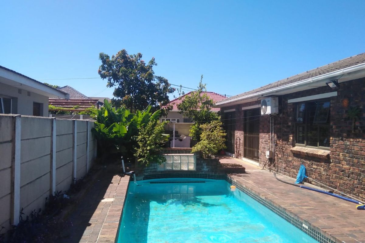 Spacious 4 Bedroom Family Home with pool For Sale in Crawford  - Photo 5