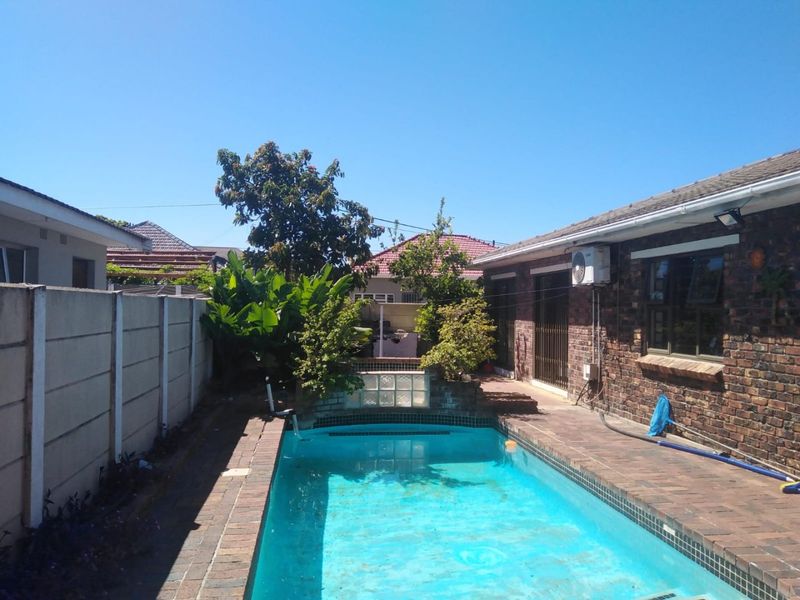 Spacious 4 Bedroom Family Home with pool For Sale in Crawford  - Photo 5
