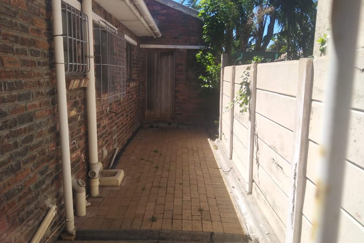 Spacious 4 Bedroom Family Home with pool For Sale in Crawford  - Photo 4