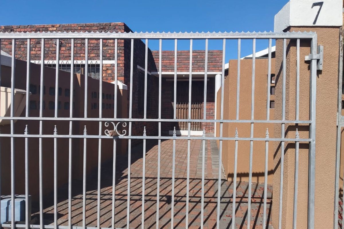 Spacious 4 Bedroom Family Home with pool For Sale in Crawford  - Photo 3