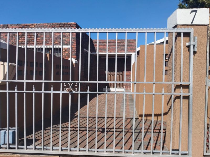 Spacious 4 Bedroom Family Home with pool For Sale in Crawford  - Photo 3