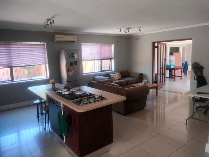 Spacious 4 Bedroom Family Home with pool For Sale in Crawford  - Photo 6