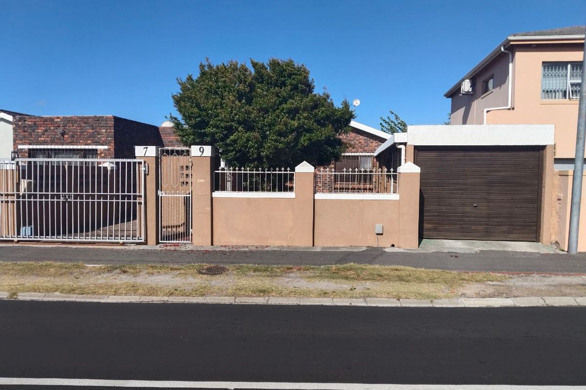 Spacious 4 Bedroom Family Home with pool For Sale in Crawford  - Photo 2