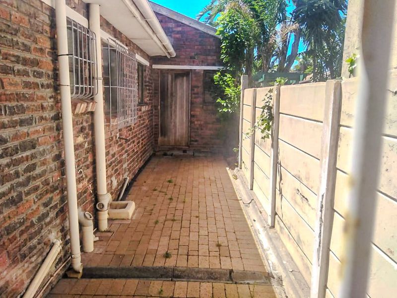 Spacious 4-Bedroom Family Home with Pool | Crawford - Photo 10