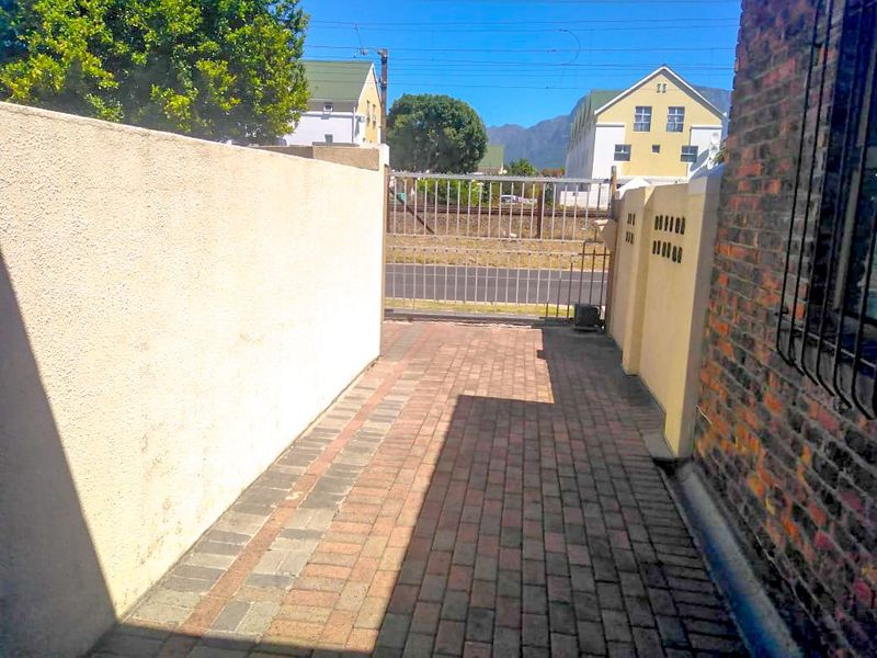 Spacious 4-Bedroom Family Home with Pool | Crawford - Photo 2