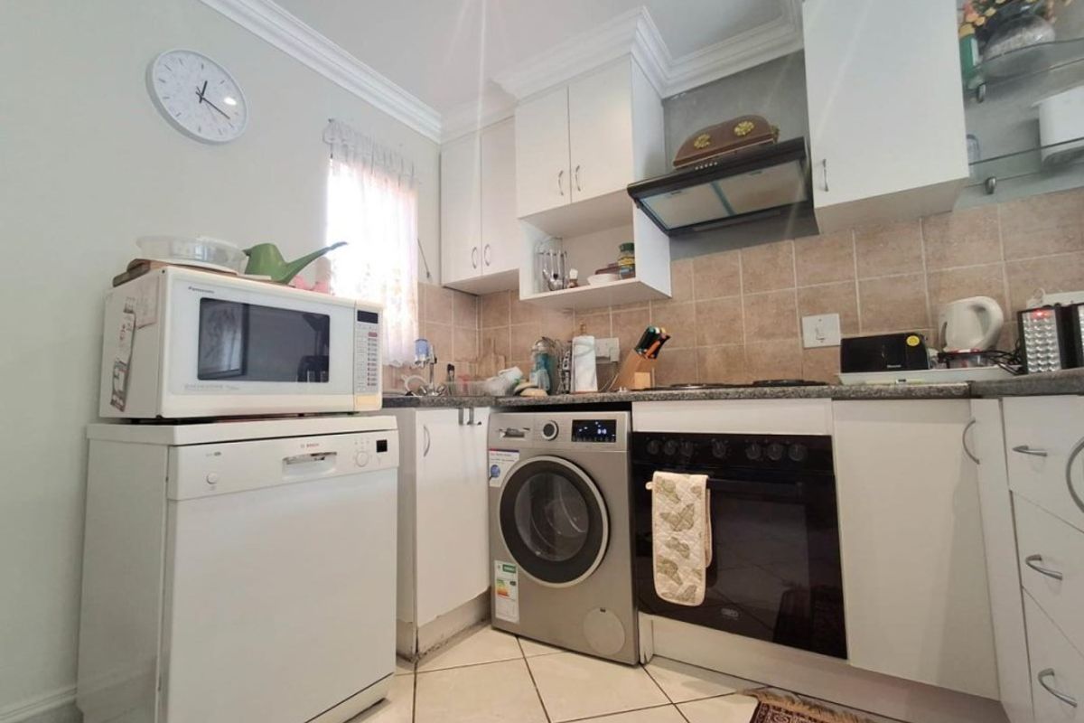 Charming 2-Bedroom Townhouse with Lifestyle Amenities – Move-In Ready! - Photo 3