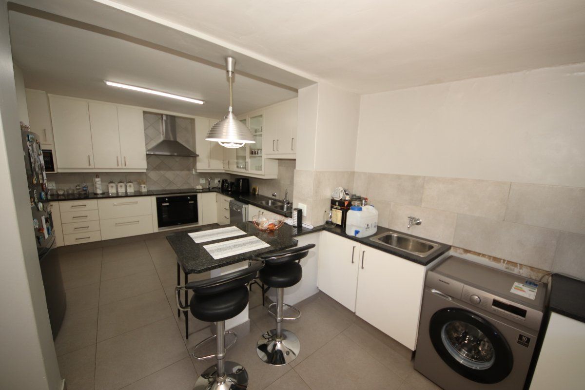 SPACIOUS 3-BED DUPLEX WITH GARDEN, POOL & LIFT – PET FRIENDLY! - Photo 4