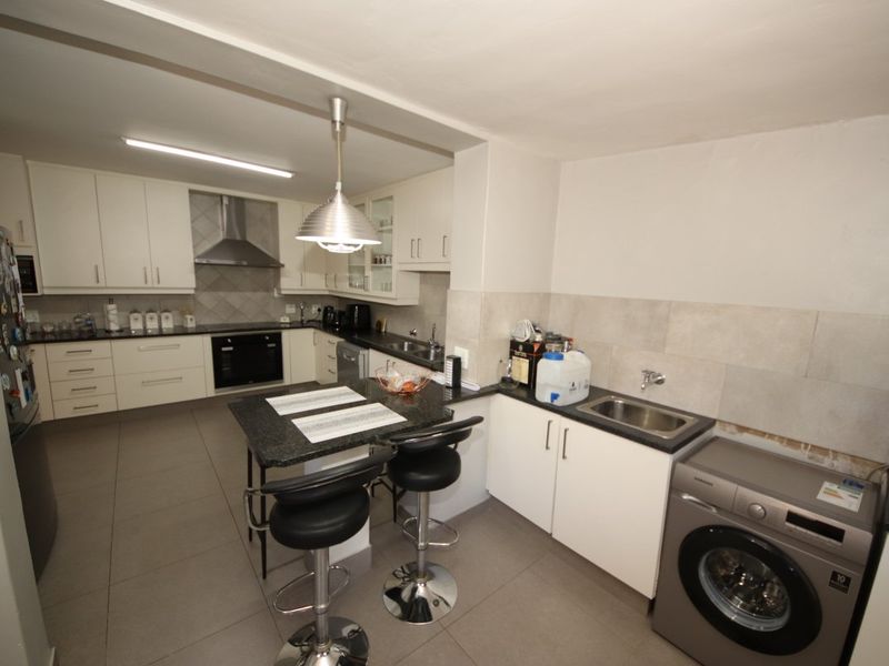 SPACIOUS 3-BED DUPLEX WITH GARDEN, POOL & LIFT – PET FRIENDLY! - Photo 4