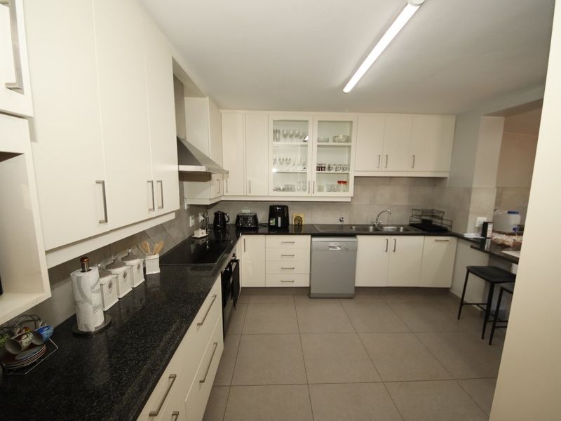 SPACIOUS 3-BED DUPLEX WITH GARDEN, POOL & LIFT – PET FRIENDLY! - Photo 2