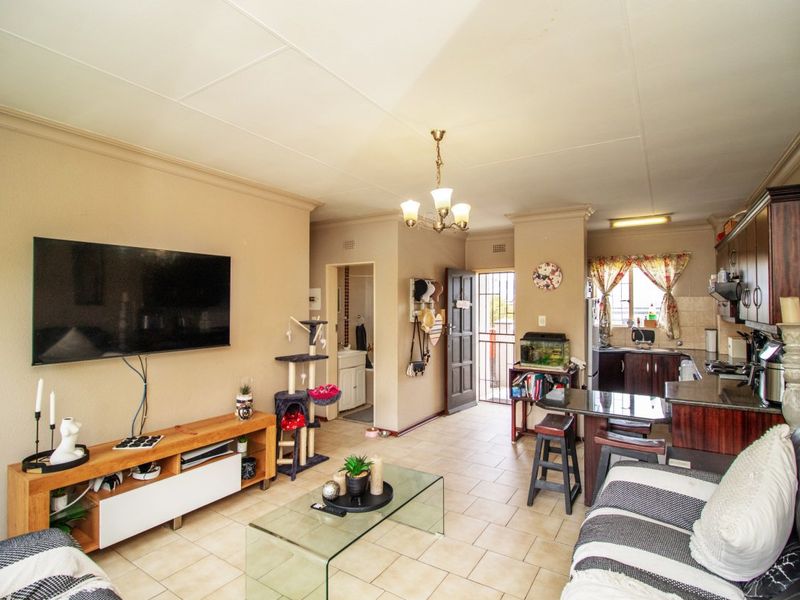 Charming 2-Bedroom Townhouse with Lifestyle Amenities – Move-In Ready! - Photo 5