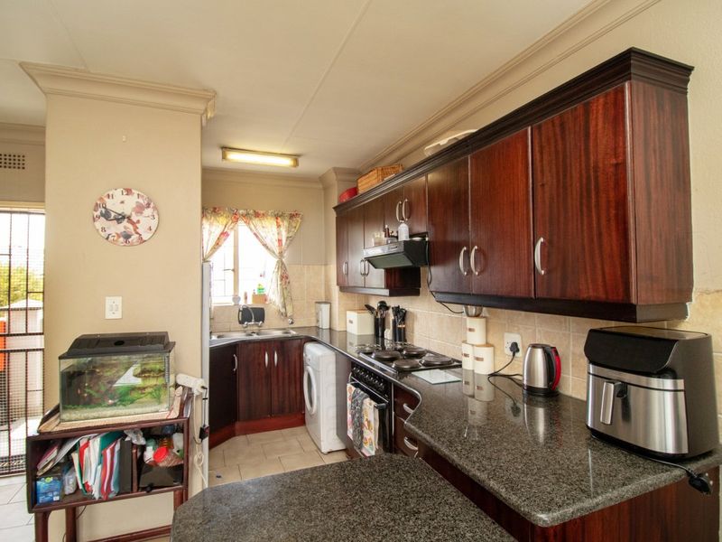 Charming 2-Bedroom Townhouse with Lifestyle Amenities – Move-In Ready! - Photo 10