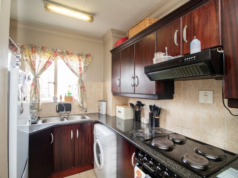 Charming 2-Bedroom Townhouse with Lifestyle Amenities – Move-In Ready! - Photo 8