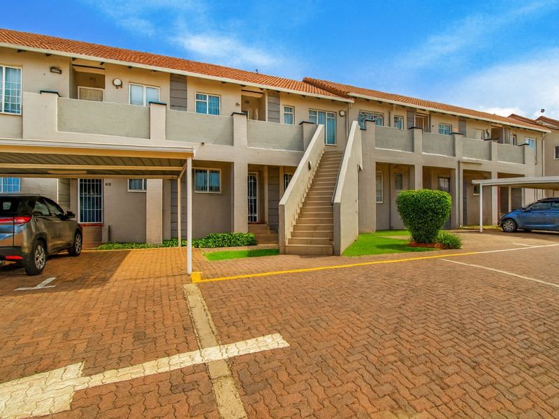 Charming 2-Bedroom Townhouse with Lifestyle Amenities – Move-In Ready! - Photo 2