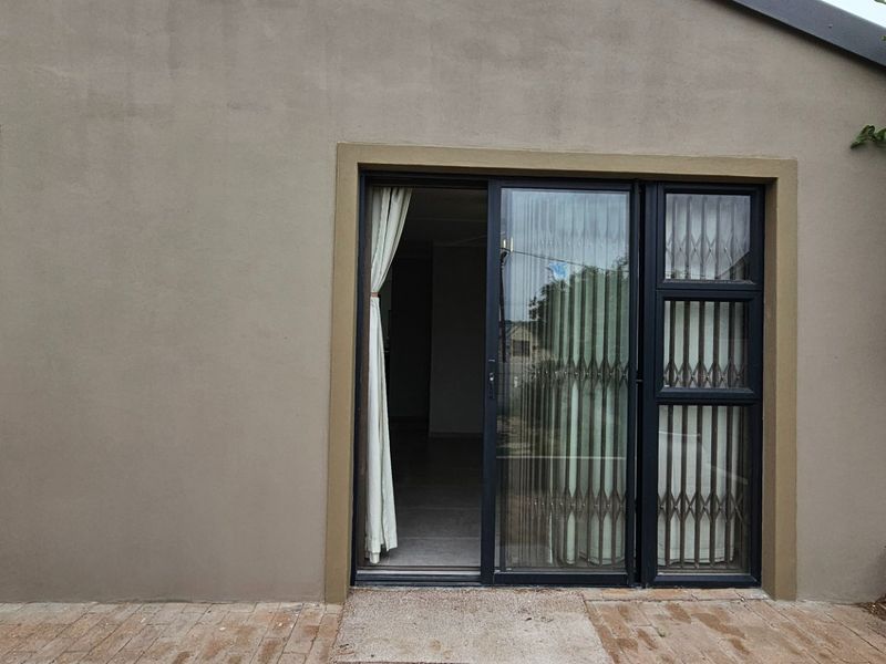 Newly renovated House - Photo 2