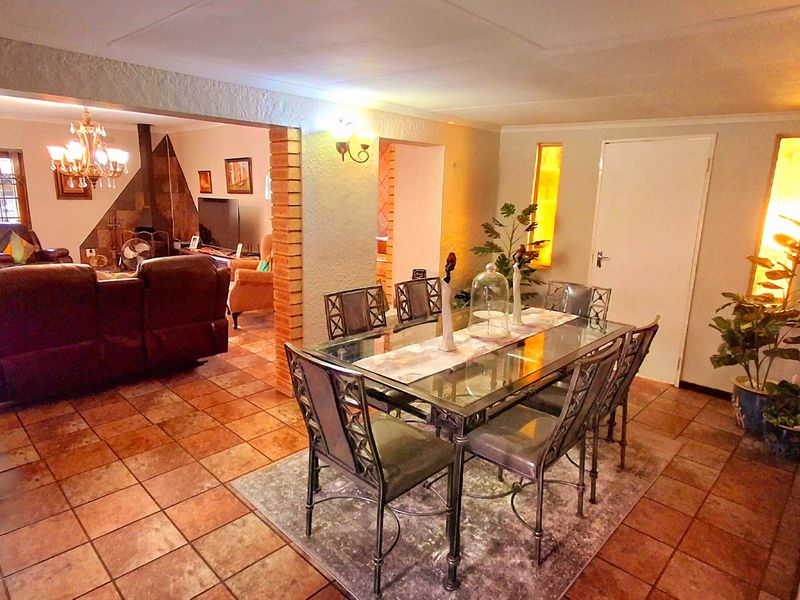 Family Haven in Vaalpark with Pool and Jacuzzi - Photo 5