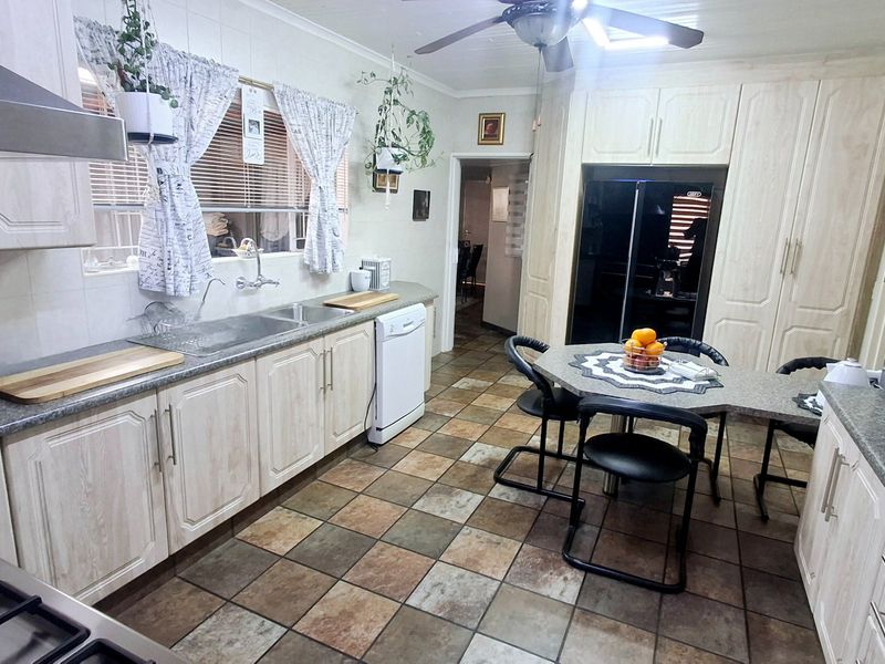 Family Haven in Vaalpark with Pool and Jacuzzi - Photo 3