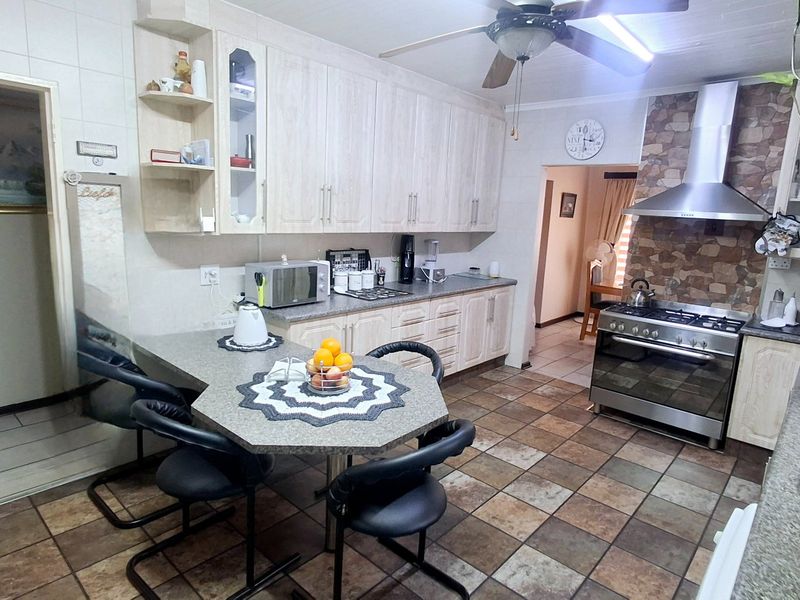 Family Haven in Vaalpark with Pool and Jacuzzi - Photo 9