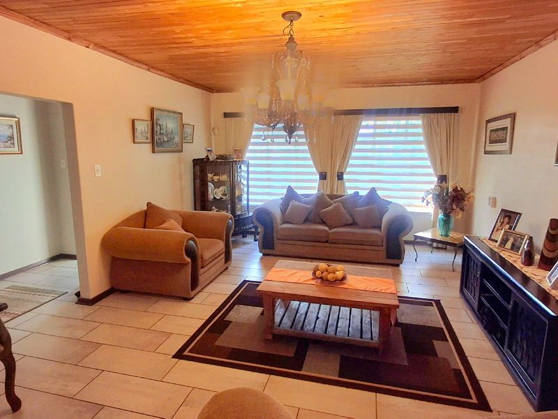 Family Haven in Vaalpark with Pool and Jacuzzi - Photo 2