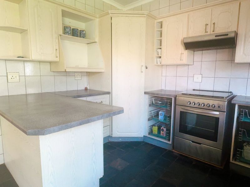 Sturdy home in Three Rivers - Photo 6