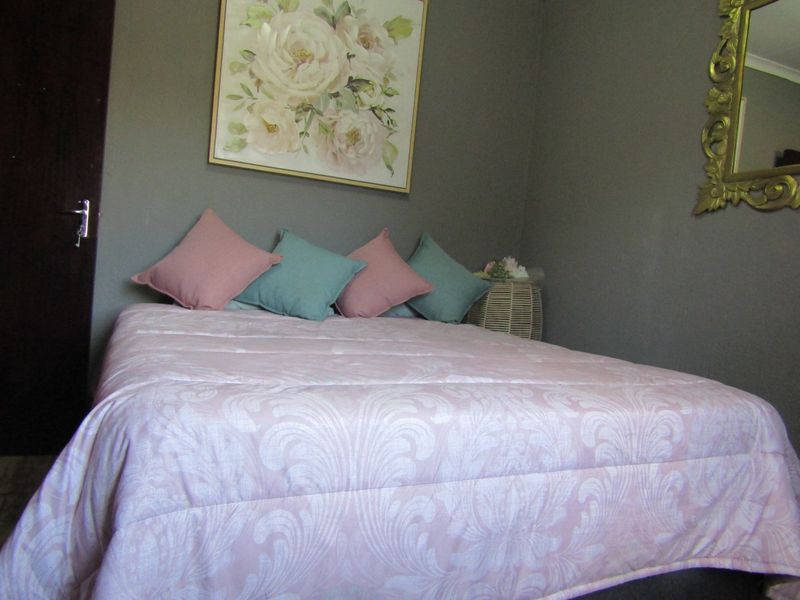 Spacious 5-Bedroom Property with Flatlet For sale in Thabazambi - Photo 4