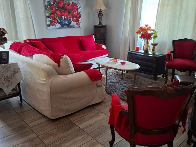 Spacious 5-Bedroom Property with Flatlet For sale in Thabazambi - Photo 3