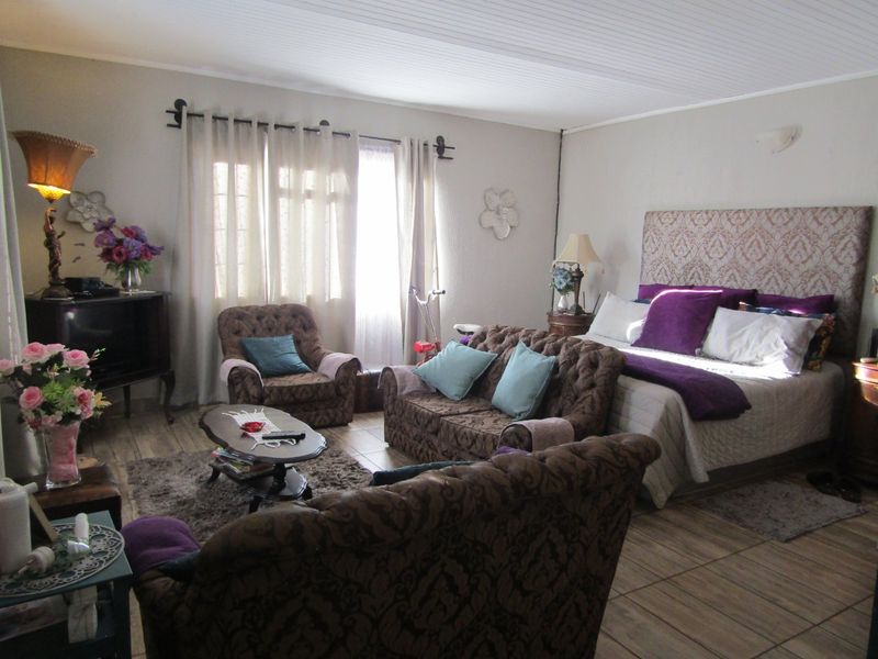 Spacious 5-Bedroom Property with Flatlet For sale in Thabazambi - Photo 9