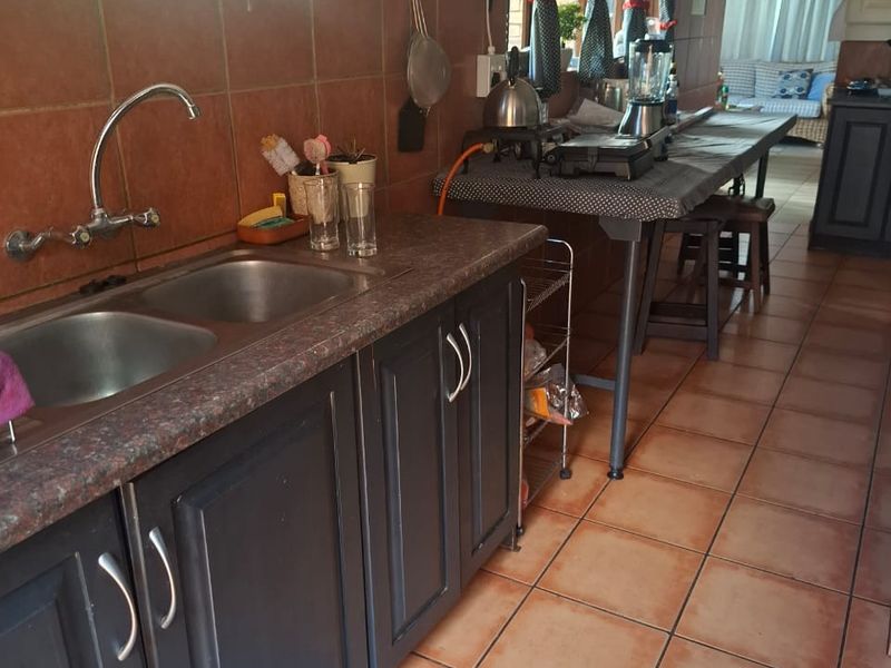 Spacious 5-Bedroom Property with Flatlet For sale in Thabazambi - Photo 6